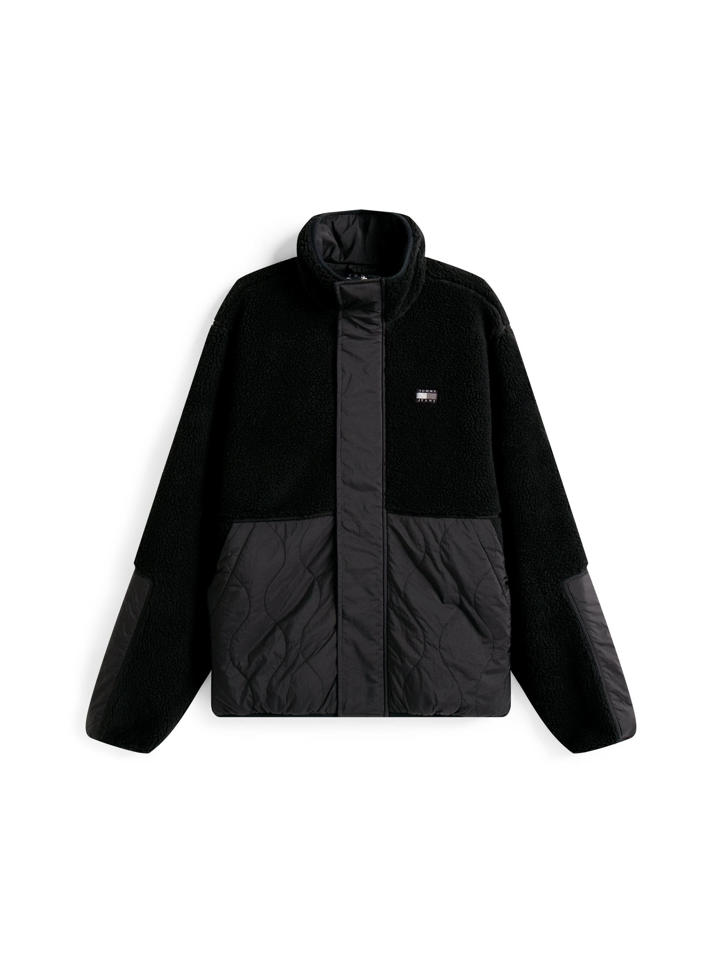 Schwarze Fleecejacke mit hohem Kragen, gesteppter schwarzer Paneelakzenten und lässiger Passform. Auffällige, plüschige Textur und minimales Branding-Detail.