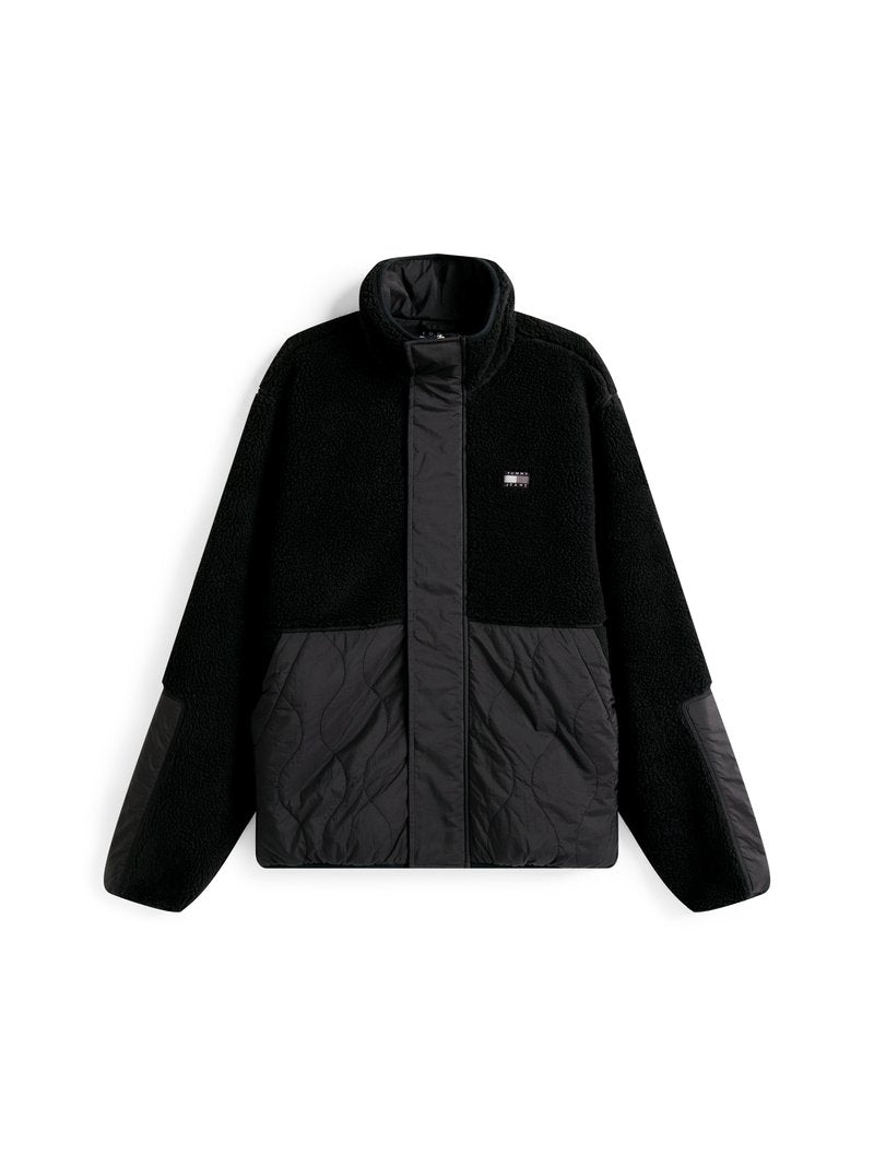 Schwarze Fleecejacke mit hohem Kragen, gesteppter schwarzer Paneelakzenten und lässiger Passform. Auffällige, plüschige Textur und minimales Branding-Detail.