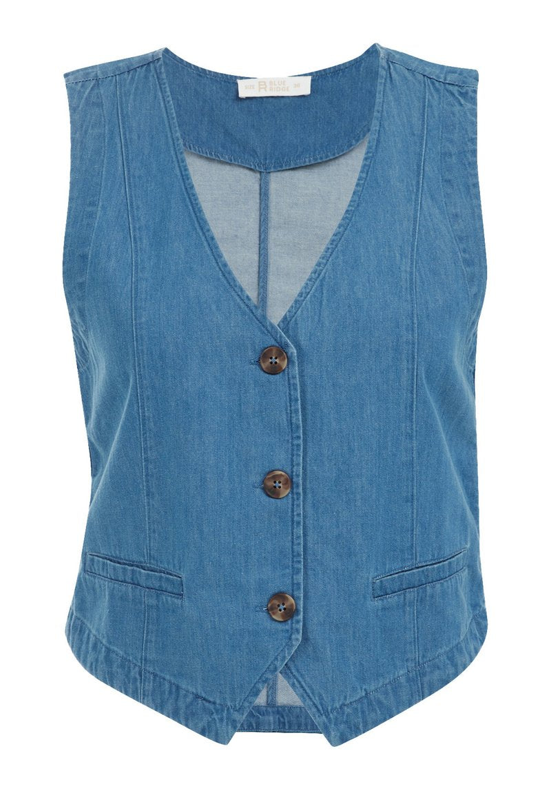 Jeansweste in Hellblau. Verfügt über einen tiefen V-Ausschnitt, fünf braune Knöpfe, zwei seitliche Taschen und einen leicht abgerundeten Saum. Glatter Textur.