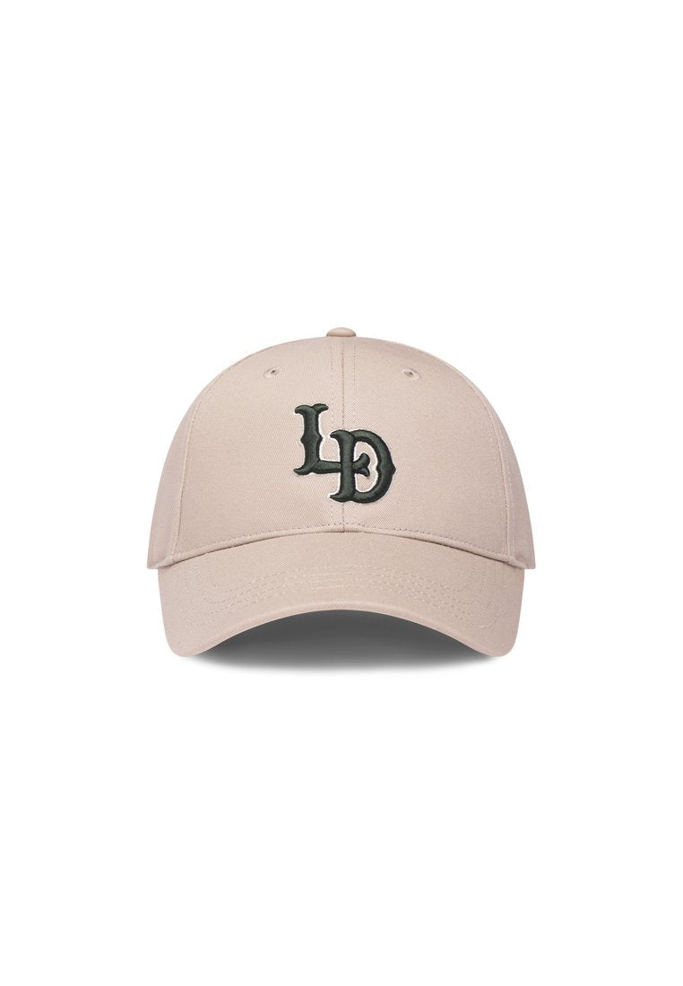Beige Baseballcap aus Stoff mit gebogenem Schirm. Auf der Vorderseite befindet sich ein gesticktes dunkelgrünes Logo "LB".