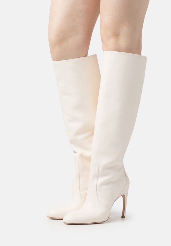 Stuart Weitzman LUXECURVE