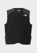 Schwarze ärmellose Weste mit Frontreißverschluss, Schulterpaneele mit kariertem Muster und weißen The North Face-Logos auf der Brust und innen am Kragen.