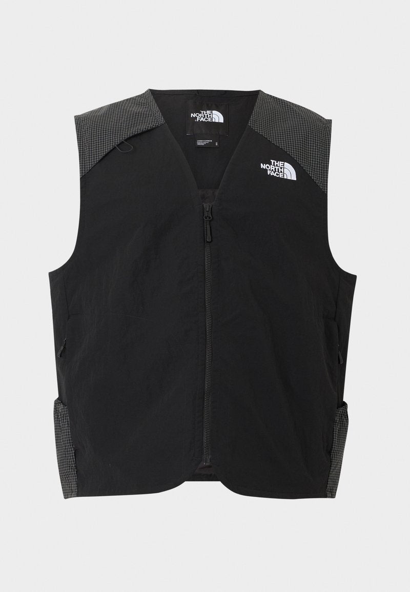 Schwarze ärmellose Weste mit Frontreißverschluss, Schulterpaneele mit kariertem Muster und weißen The North Face-Logos auf der Brust und innen am Kragen.