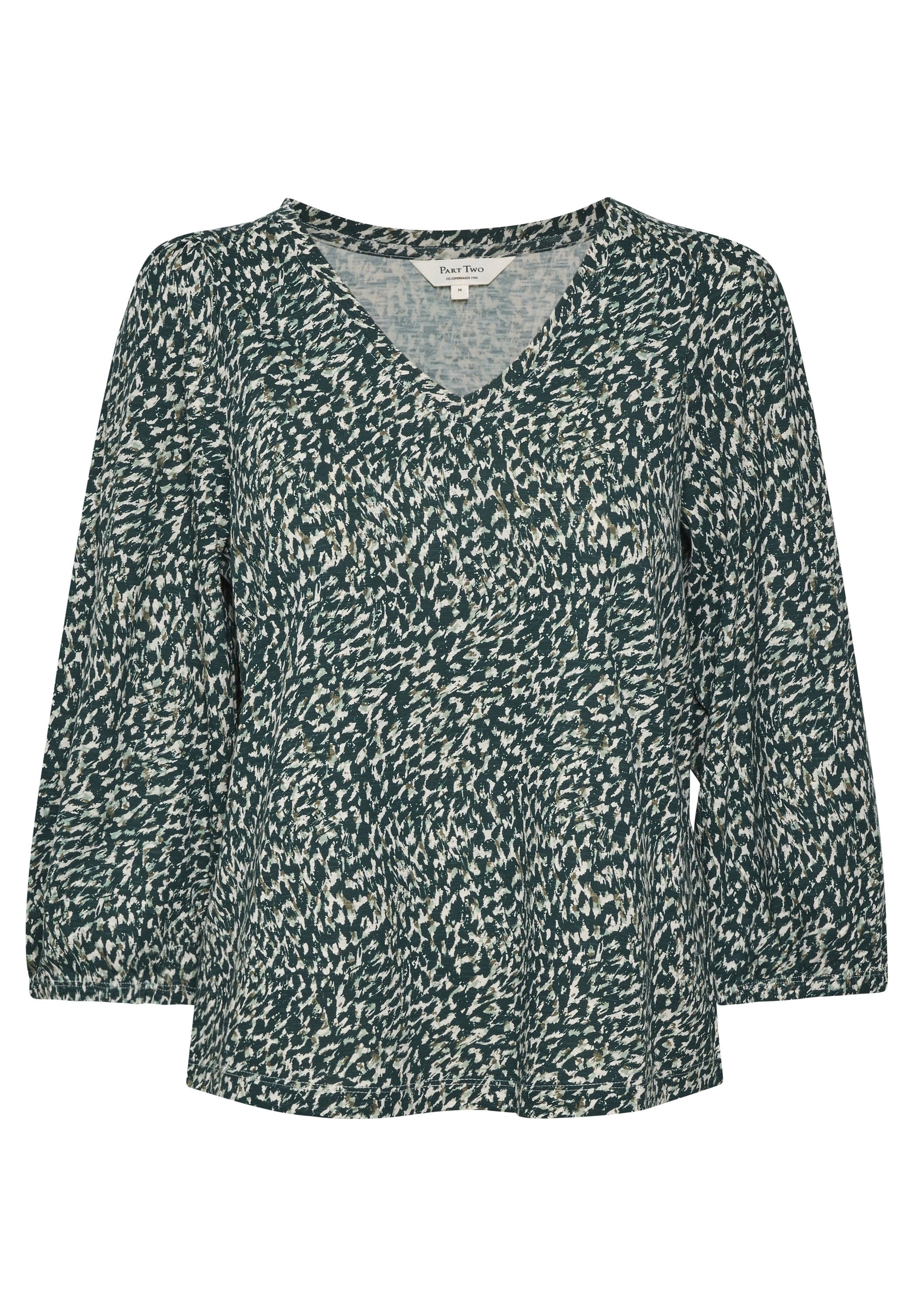 Grüne Bluse mit V-Ausschnitt, drei Viertelärmeln und einem abstrakten weißen Muster. Hergestellt aus leichtem Stoff mit weicher Textur.