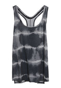Graues Tie-Dye-Top mit rundem Ausschnitt, Racerback-Design und kleinem schwarzem Logo auf der Vorderseite. Hergestellt aus weichem, leichtem Stoff.