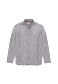 Graues Denim-Hemd mit langen Ärmeln, Button-Down-Kragen, vorderen Knöpfen und einem ausgefransten Saum. Mit einem kleinen roten Diesel-Logo auf der Brust.