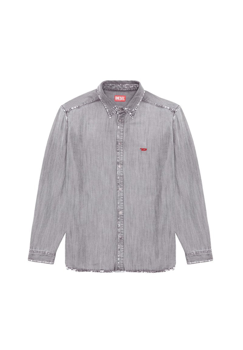 Graues Denim-Hemd mit langen Ärmeln, Button-Down-Kragen, vorderen Knöpfen und einem ausgefransten Saum. Mit einem kleinen roten Diesel-Logo auf der Brust.