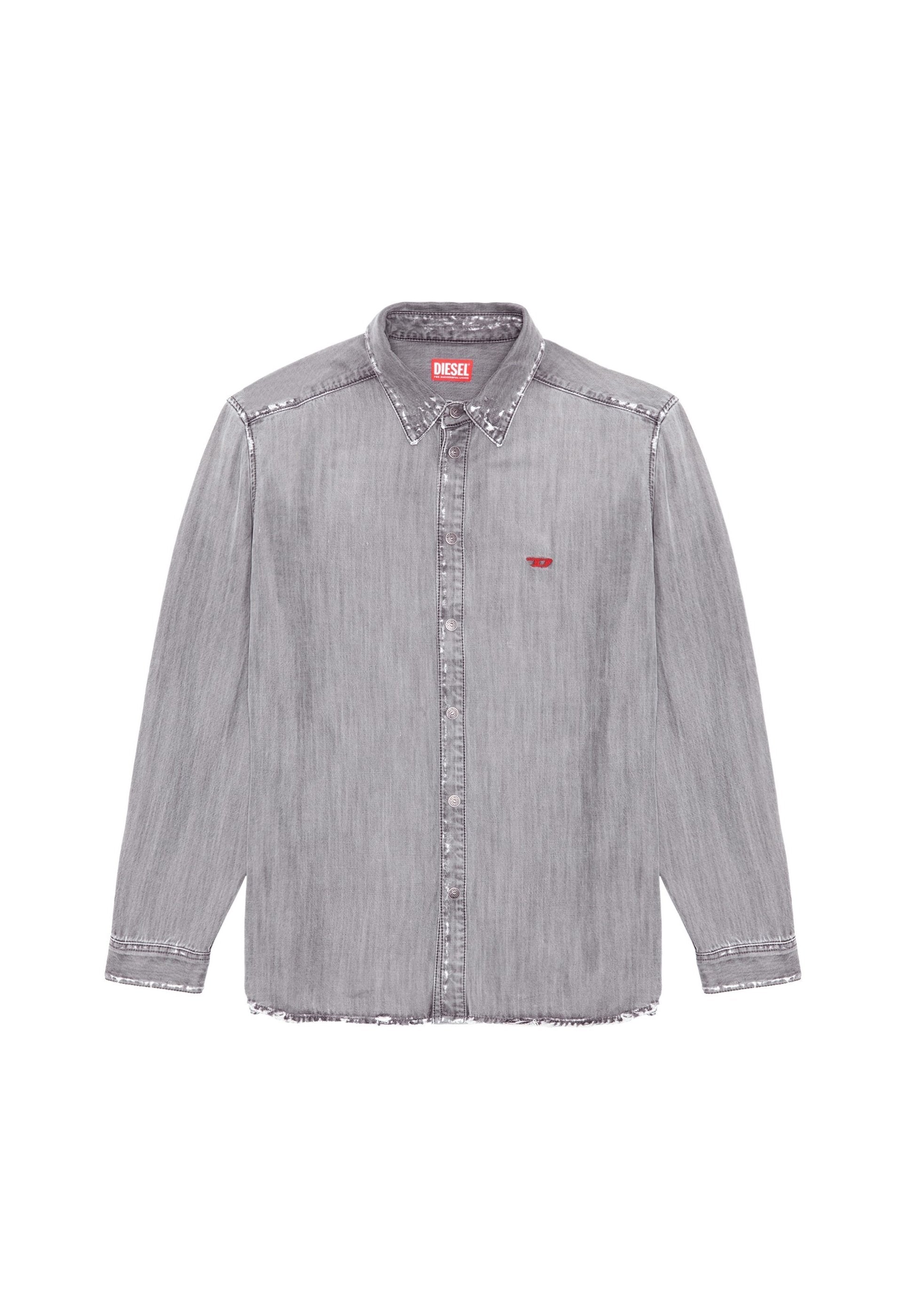 Graues Denim-Hemd mit langen Ärmeln, Button-Down-Kragen, vorderen Knöpfen und einem ausgefransten Saum. Mit einem kleinen roten Diesel-Logo auf der Brust.