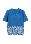 Blaue kurzärmlige Bluse mit V-Ausschnitt, die am unteren Rand mit weißen gestickten Blumenmotiven und einem gewellten Saum verziert ist.
