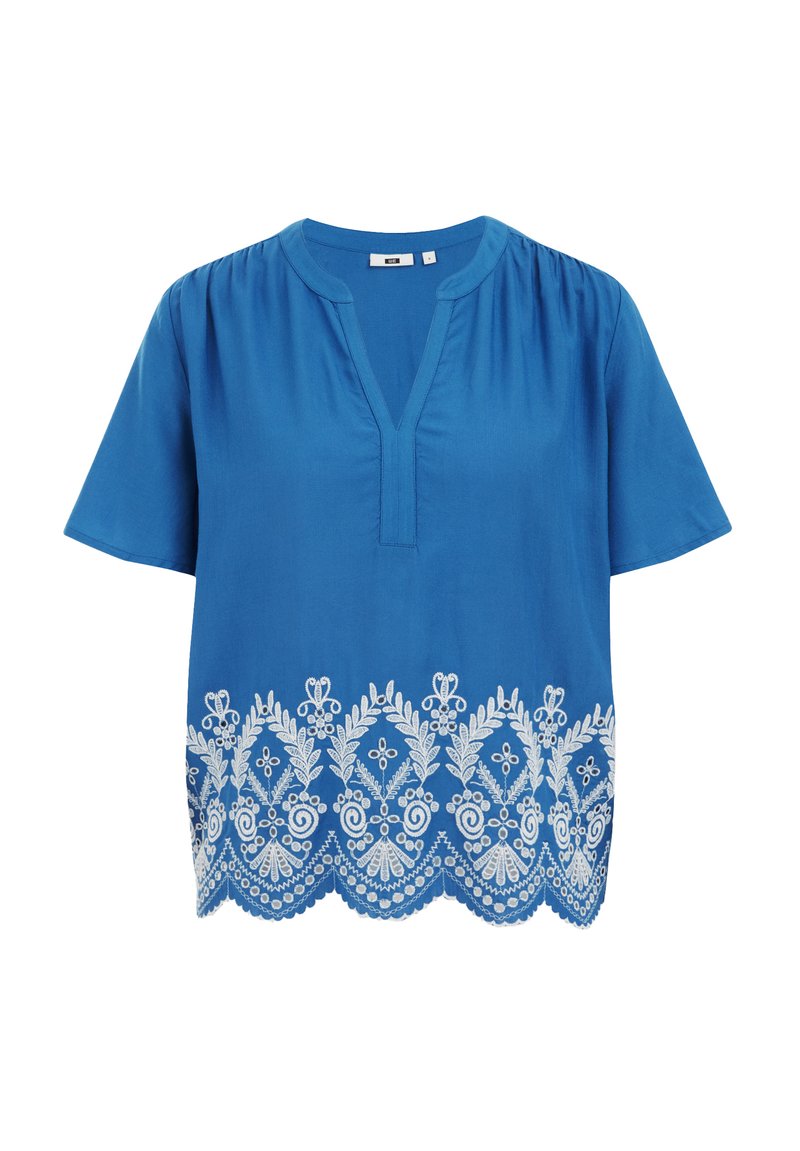 Blaue kurzärmlige Bluse mit V-Ausschnitt, die am unteren Rand mit weißen gestickten Blumenmotiven und einem gewellten Saum verziert ist.