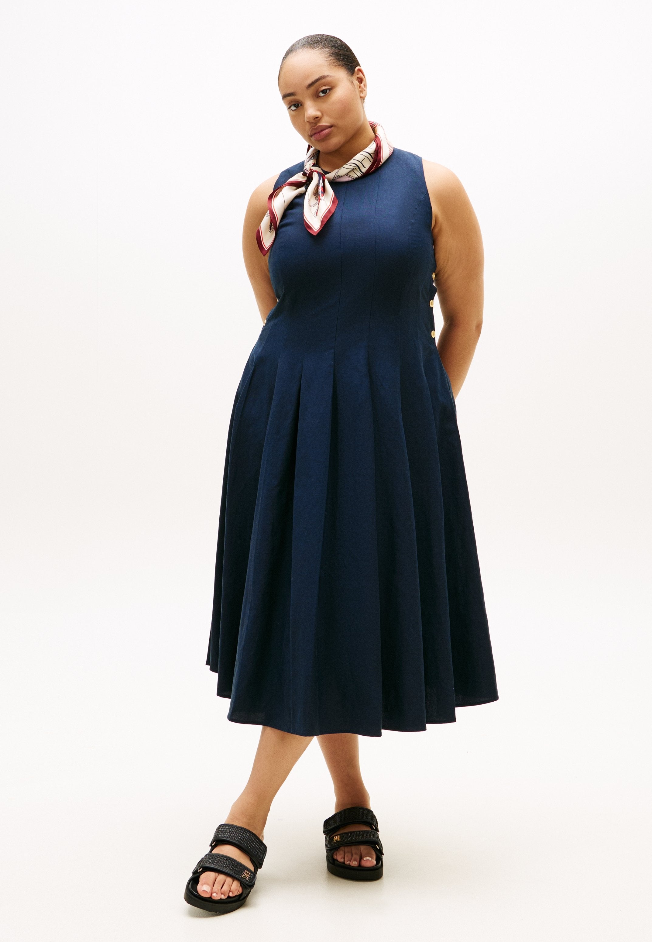 CURVE GOLD-TONE BUTTON LINEN BLEND MIDI DRESS Media 2