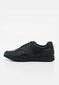 Schwarzer Low-Top-Sneaker mit Schnürverschluss, strukturiertem Leder-Obermaterial und Gummisohle auf schlichtem weißen Hintergrund.