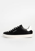 Schwarze Leder-Sneaker mit weißen Akzenten, runder Zehenform, abgesetzter Ferse, flacher Sohle und weißen Schnürsenkeln. Mit "AIGNER" Branding an der Seite.