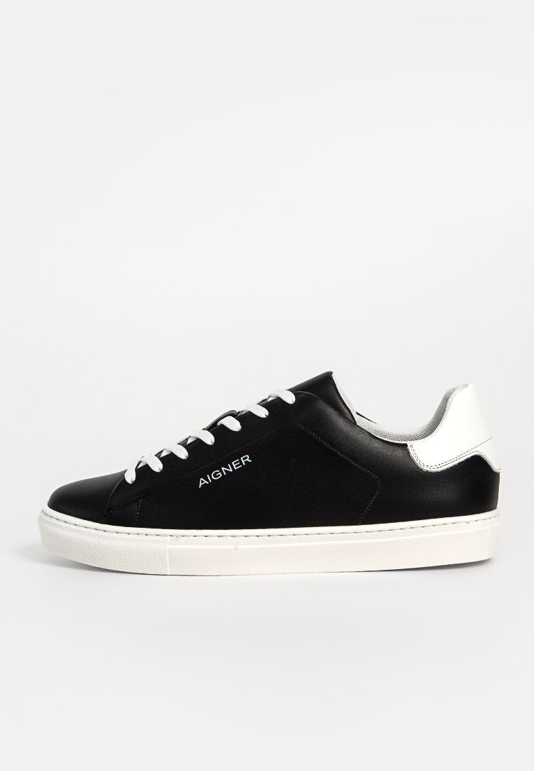 Schwarze Leder-Sneaker mit weißen Akzenten, runder Zehenform, abgesetzter Ferse, flacher Sohle und weißen Schnürsenkeln. Mit "AIGNER" Branding an der Seite.
