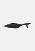 Schwarzer Mule-Schuh für Frauen mit spitz zulaufender Schuhspitze, Obermaterial aus Stoff, kleinem Kitten-Heel und einer dekorativen Schleife vorne, seitlich dargestellt.