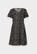 Schwarzes Kurzarmkleid mit weißem abstraktem wellenförmigem Linienmuster, V-Ausschnitt, figurbetonter Taille und ausgestelltem knielangem Rock.