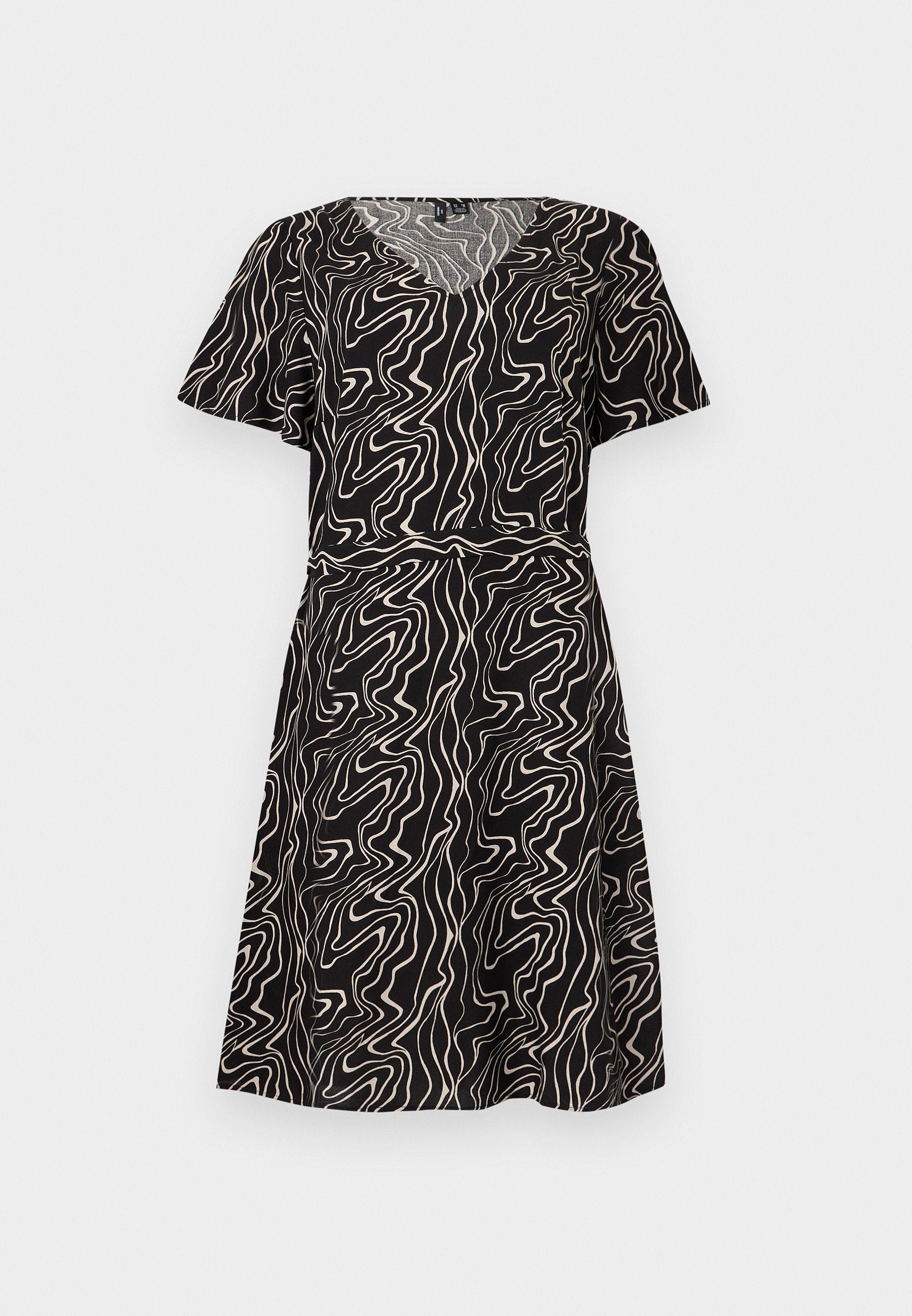 Schwarzes Kurzarmkleid mit weißem abstraktem wellenförmigem Linienmuster, V-Ausschnitt, figurbetonter Taille und ausgestelltem knielangem Rock.