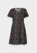 Schwarzes Kurzarmkleid mit weißem abstraktem wellenförmigem Linienmuster, V-Ausschnitt, figurbetonter Taille und ausgestelltem knielangem Rock.