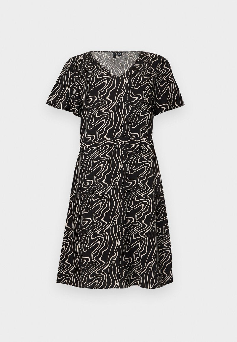 Schwarzes Kurzarmkleid mit weißem abstraktem wellenförmigem Linienmuster, V-Ausschnitt, figurbetonter Taille und ausgestelltem knielangem Rock.