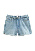 Hellblaue Denim-Shorts mit lockerer Passform, umgeschlagenen Säumen, Fronttaschen und einem Bindegürtel. Glatte Textur und lässiges Design.