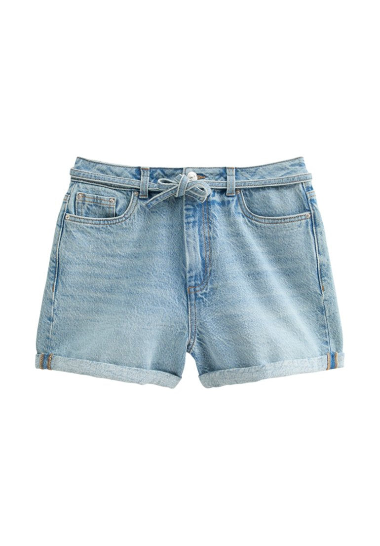 Hellblaue Denim-Shorts mit lockerer Passform, umgeschlagenen Säumen, Fronttaschen und einem Bindegürtel. Glatte Textur und lässiges Design.
