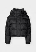 Schwarze, verkürzte Pufferjacke mit hohem Kragen, Druckknöpfen und gesticktem Logo auf der Brust. Mit gerafften Manschetten und gesteppter Gestaltung.