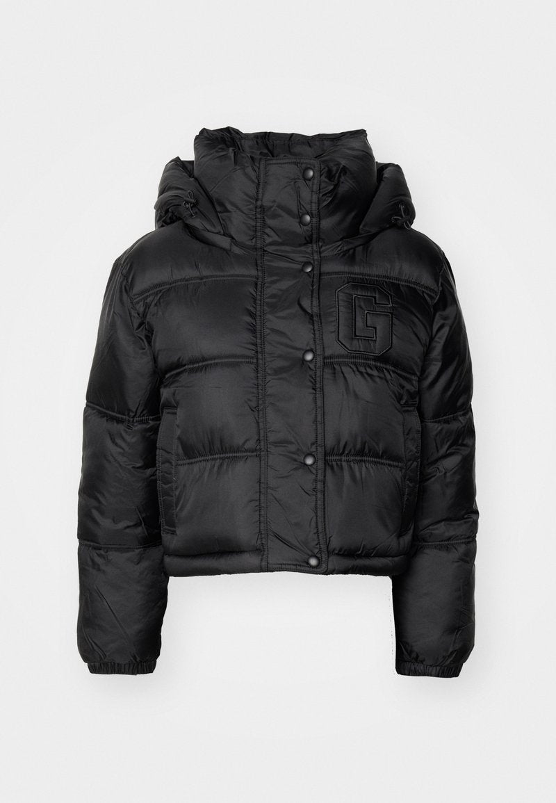 Schwarze, verkürzte Pufferjacke mit hohem Kragen, Druckknöpfen und gesticktem Logo auf der Brust. Mit gerafften Manschetten und gesteppter Gestaltung.