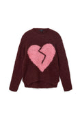Bordeaux gestrickter Pullover mit einer flauschigen Textur, der vorne ein großes pinkes gebrochenes Herzmuster zeigt. Rundhalsausschnitt und lockere Passform.