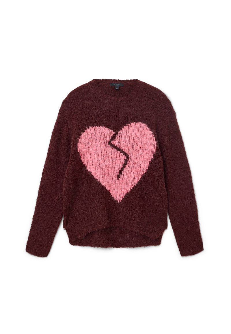 Bordeaux gestrickter Pullover mit einer flauschigen Textur, der vorne ein großes pinkes gebrochenes Herzmuster zeigt. Rundhalsausschnitt und lockere Passform.