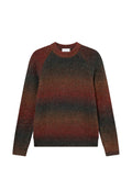 Rundhals-Pullover in Farbverlauf von Rot, Braun und Grün. Hergestellt aus strukturiertem Strickmaterial mit gerippten Bündchen und Saum.