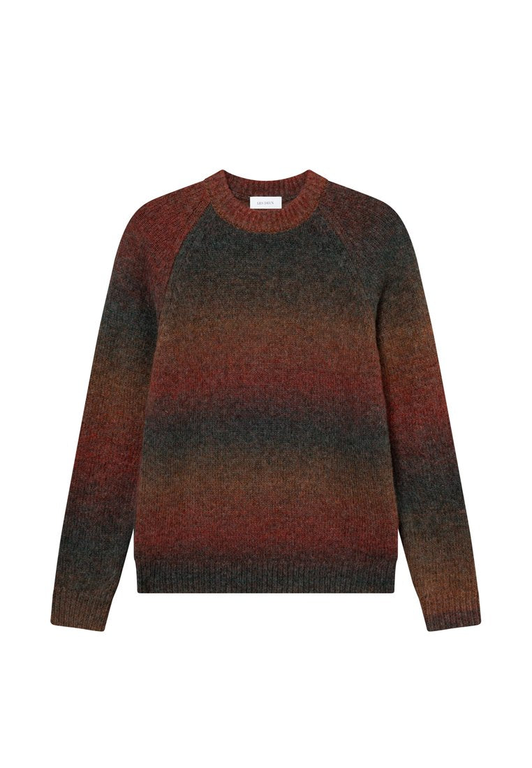 Rundhals-Pullover in Farbverlauf von Rot, Braun und Grün. Hergestellt aus strukturiertem Strickmaterial mit gerippten Bündchen und Saum.