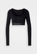 Schwarzes Croptop mit langen Ärmeln aus elastischem Stoff, mit rundem Ausschnitt, vorderer Knopfleiste und einem weißen Logoband am Saum.