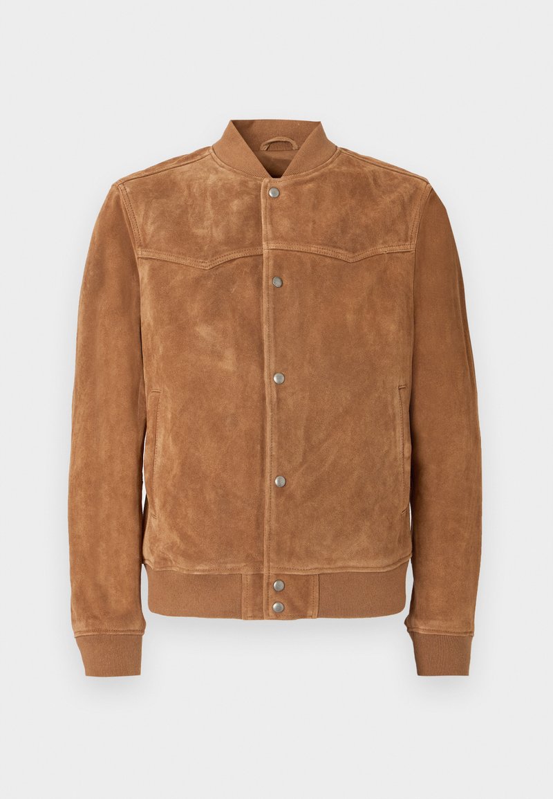 Braune Wildleder-Bomberjacke mit Druckknöpfen, geripptem Kragen, Bündchen und Saum sowie seitlichen Taschen, auf einem einfarbigen Hintergrund präsentiert.
