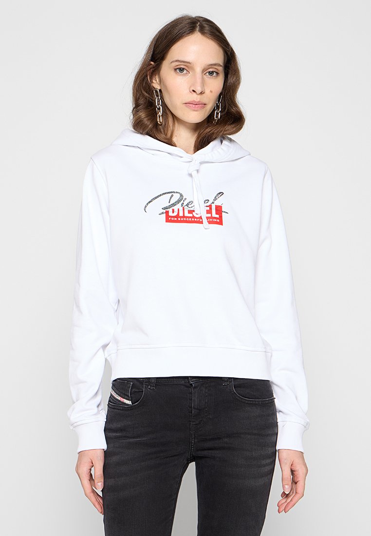 Weißer Hoodie mit rotem und silbernem Frontlogo, ausgestattet mit einer Kapuze mit Kordelzug, gerippten Bündchen und einer entspannten Passform. Kombiniert mit schwarzen Jeans.