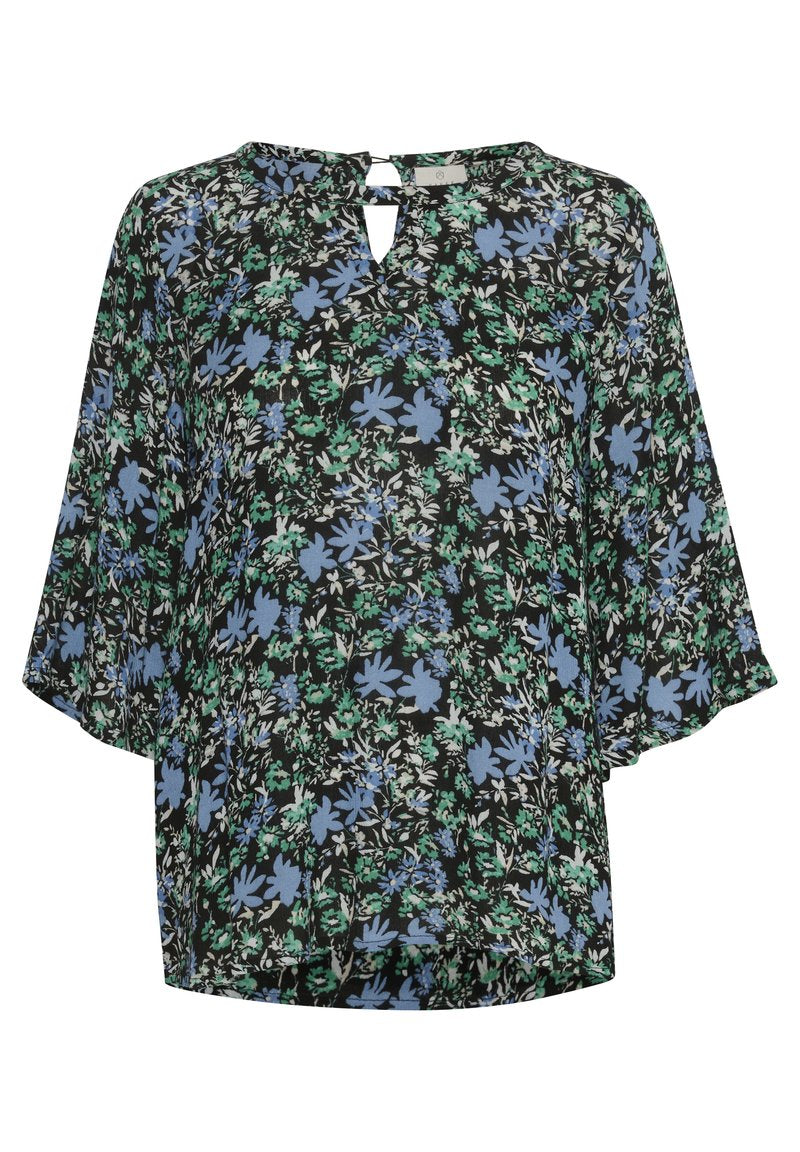 Schwarze Bluse mit floralem Muster, die blaue und grüne Blumen zeigt, einem V-Ausschnitt mit einem Schlüsselloch-Detail und lockeren, kurzen Ärmeln für eine entspannte Passform.