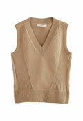 Beige gestrickter ärmelloser Pullover mit V-Ausschnitt, der über eine gerippte Textur und strukturierte Details auf der Vorderseite verfügt, um eine figurbetonte Silhouette zu schaffen.
