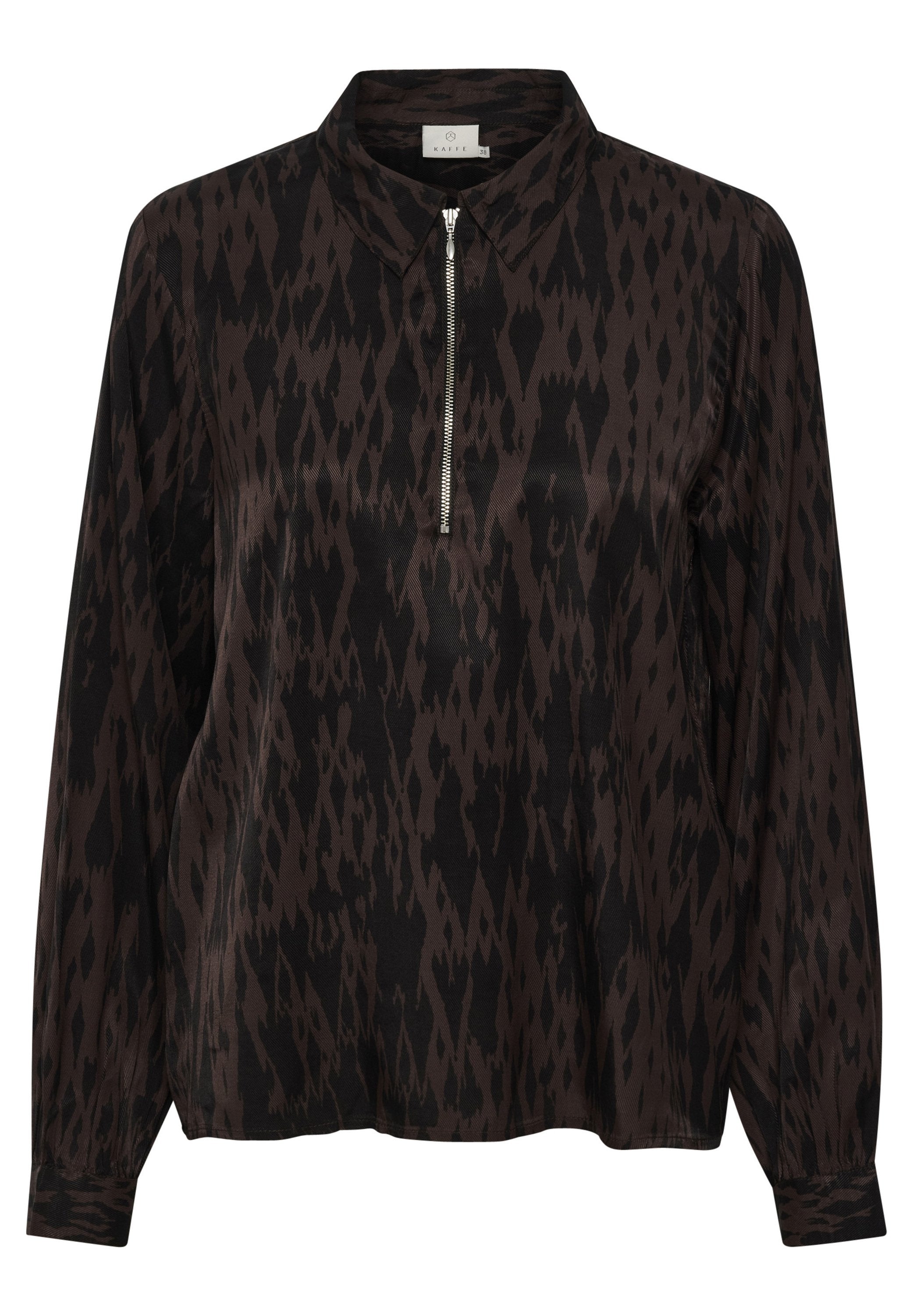Langärmlige Bluse in Schwarz mit einem braunen Ikat-Muster. Hat einen kragenförmigen Ausschnitt und einen Halb-Zip-Verschluss. Sanfte Stofftextur.