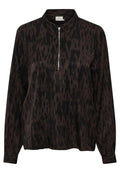 Langärmlige Bluse in Schwarz mit einem braunen Ikat-Muster. Hat einen kragenförmigen Ausschnitt und einen Halb-Zip-Verschluss. Sanfte Stofftextur.