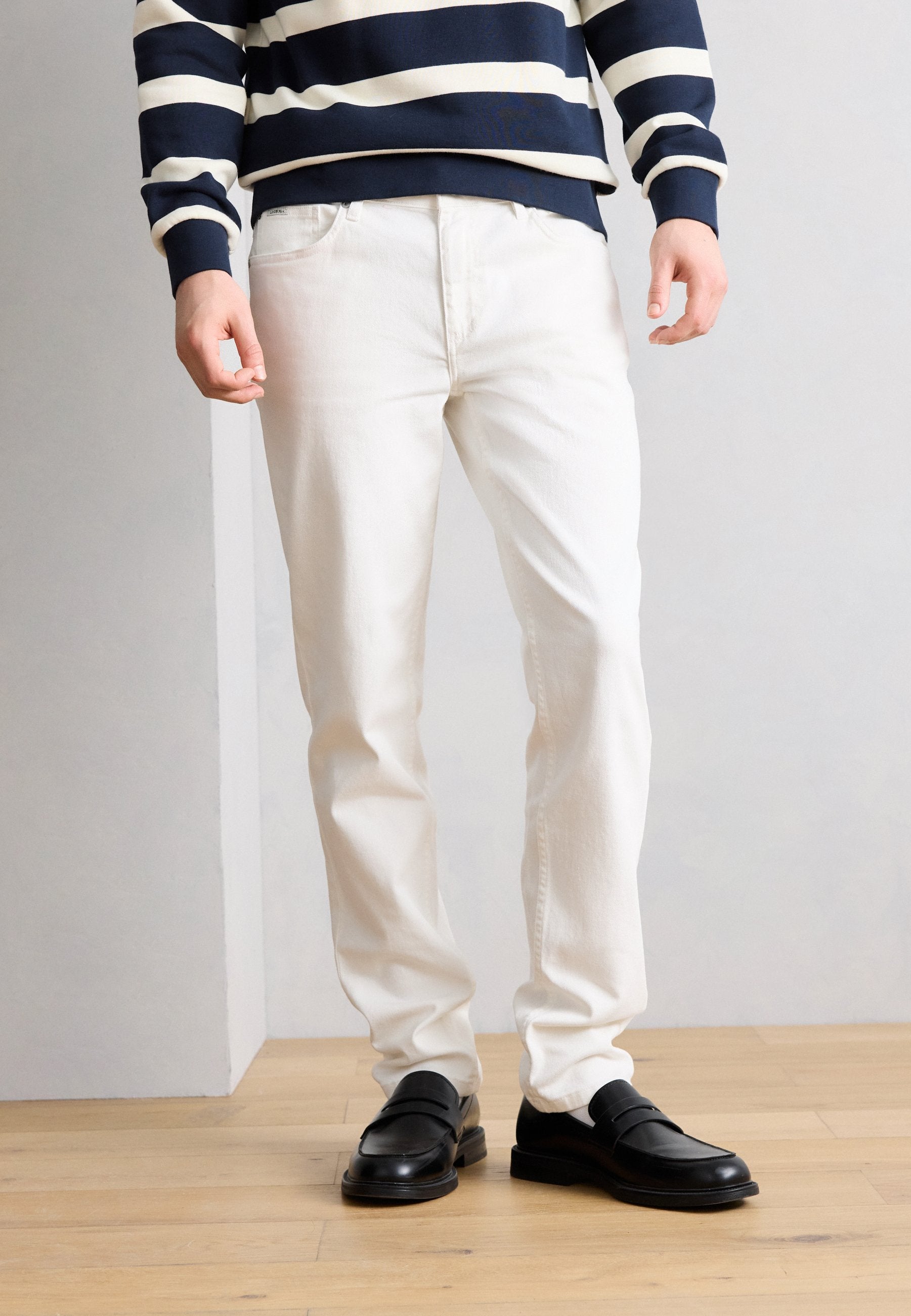 Lindbergh Jeans Tapered Fit Media 3