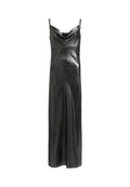 Schwarzes Slipkleid aus glänzendem Material, mit einem drapierten Ausschnitt und dünnen Spaghettiträgern, in gerader, bodenlanger Silhouette.