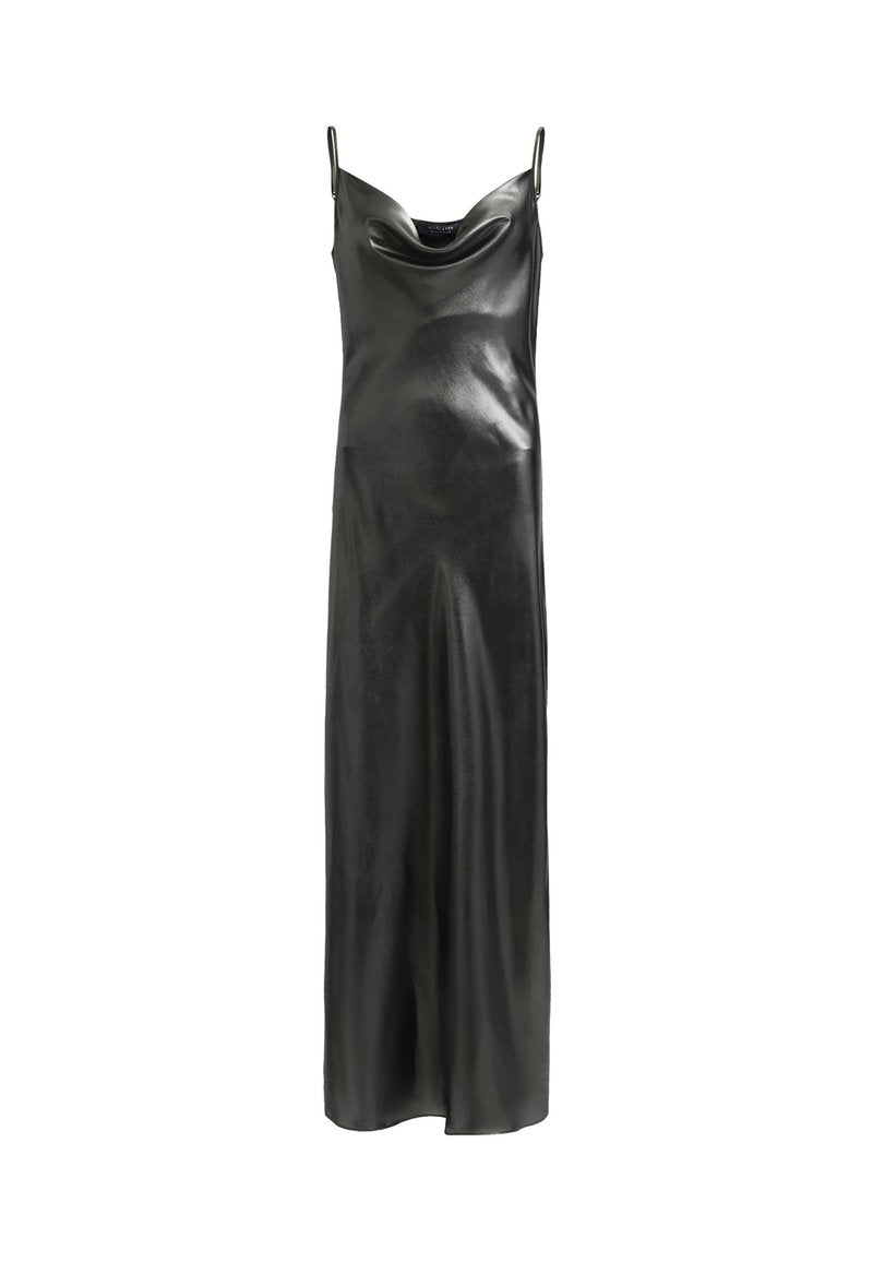 Schwarzes Slipkleid aus glänzendem Material, mit einem drapierten Ausschnitt und dünnen Spaghettiträgern, in gerader, bodenlanger Silhouette.