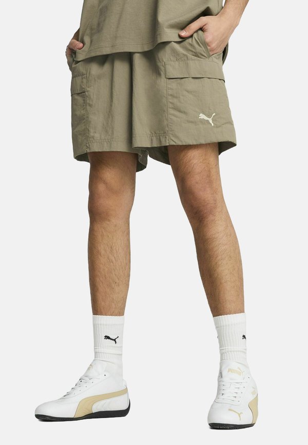 Puma WARDROBE ESS RELAXED 6" CARGOSHORTS - Shorts - velvet moss