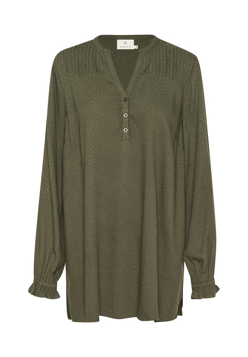 Olivegrüne Bluse mit langen Ärmeln, Rautenmuster, V-Ausschnitt, Knopfleiste mit zwei Knöpfen und gerafften Bündchen. Weicher Stoff und lockere Passform.