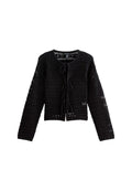 Schwarze gehäkelte Strickjacke mit rundem Halsausschnitt, langen Ärmeln und einer Frontknotenschließe. Sie hat ein offenes Strickmuster mit horizontalen Streifen.