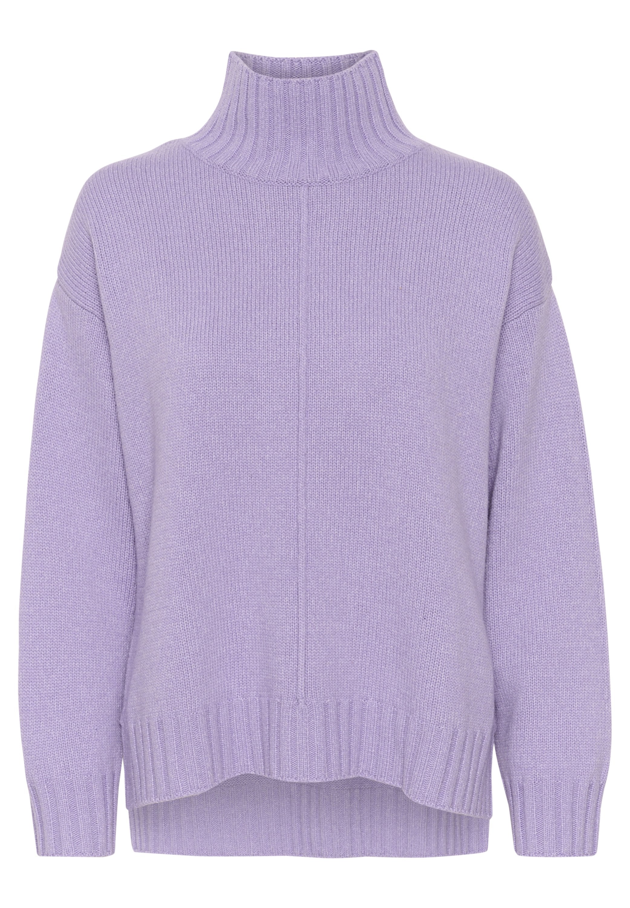 Lavenderfarbener Strickpullover mit hohem Rollkragen, überschnittenen Schultern, gerippten Bündchen und Saum, der einen lässigen Schnitt und eine weiche Textur aufweist.