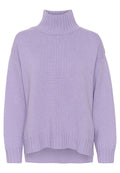 Lavenderfarbener Strickpullover mit hohem Rollkragen, überschnittenen Schultern, gerippten Bündchen und Saum, der einen lässigen Schnitt und eine weiche Textur aufweist.