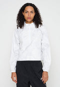 Weiße, leichte Jacke mit strukturiertem Schlangenledermuster, hohem Kragen, Reißverschluss vorne und elastischen Bündchen. Kombiniert mit schwarzer Hose.