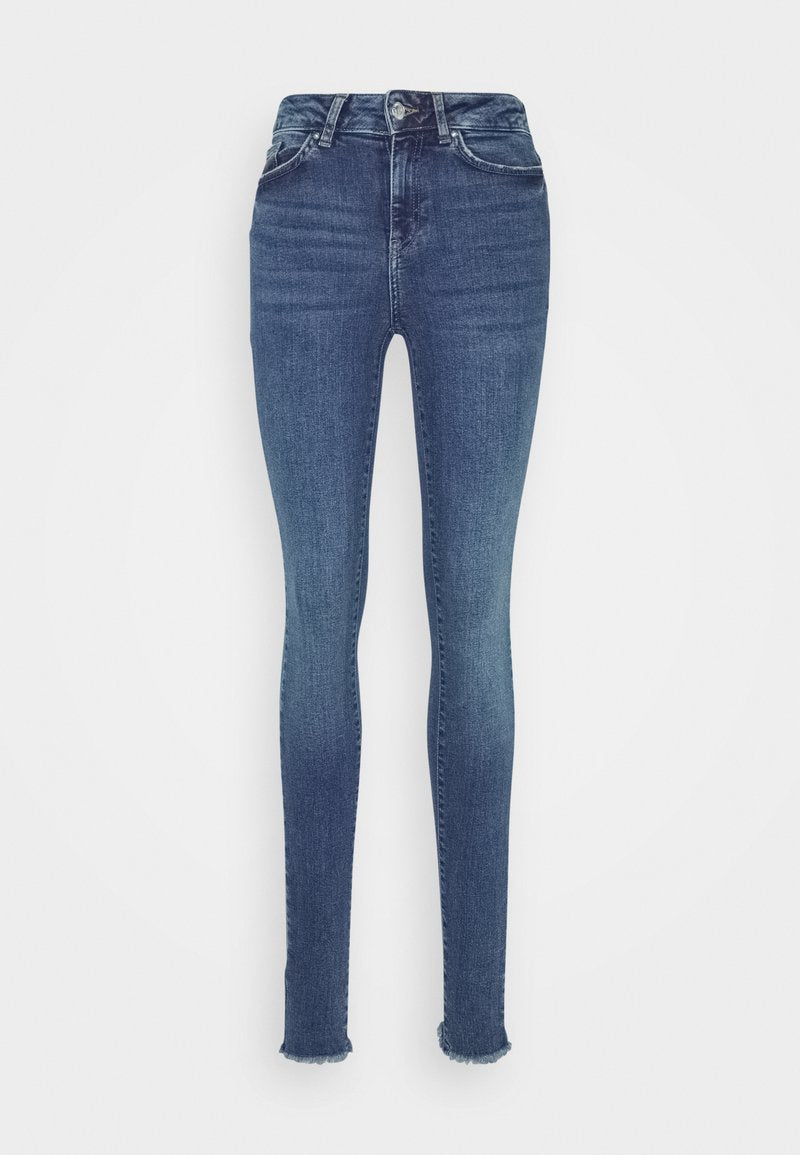 Dunkelblaue Skinny-Jeans mit hoher Taille, ausgestattet mit einer abgedunkelten Textur, dezenten Auswaschungen und fransigem Saum an den Knöcheln.