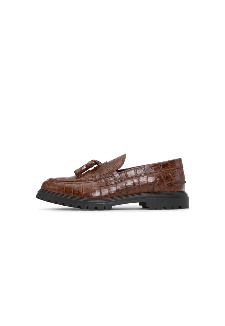 Brauner Leder-Slipper mit Krokodilprägung, versehen mit einem Vorderband und einer dicken schwarzen Gummisohle. Schlankes Design mit minimalen Details.