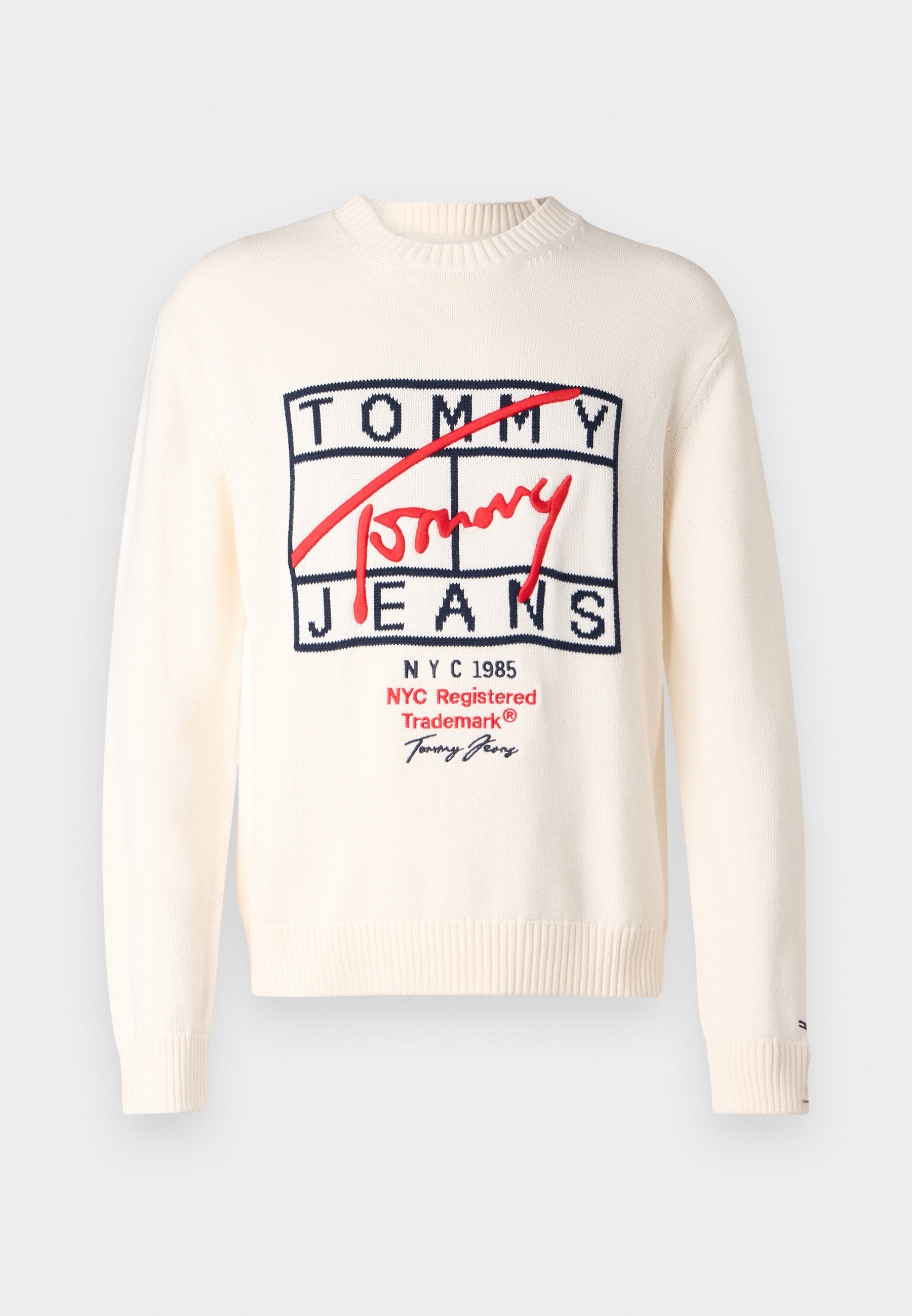 Cremefarbenes Strickpullover mit einem auffälligen roten und marineblauen Logo, das die Worte "TOMMY JEANS" und "NYC 1985" zeigt. Rippbündchen an den Ärmeln und am Saum.